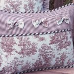 Oreillers doux avec des motifs rustiques, des arcs et des bordures