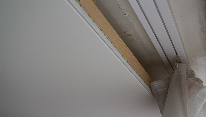 Riel de cortina de plástico para cortinas en el nicho del techo.
