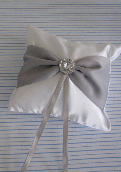 Nous décorons avec une broche scintillante