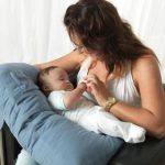 Grand coussin d'alimentation avec des poches
