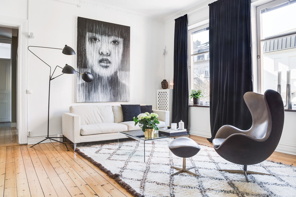 Salon moderne avec rideaux de velours foncé