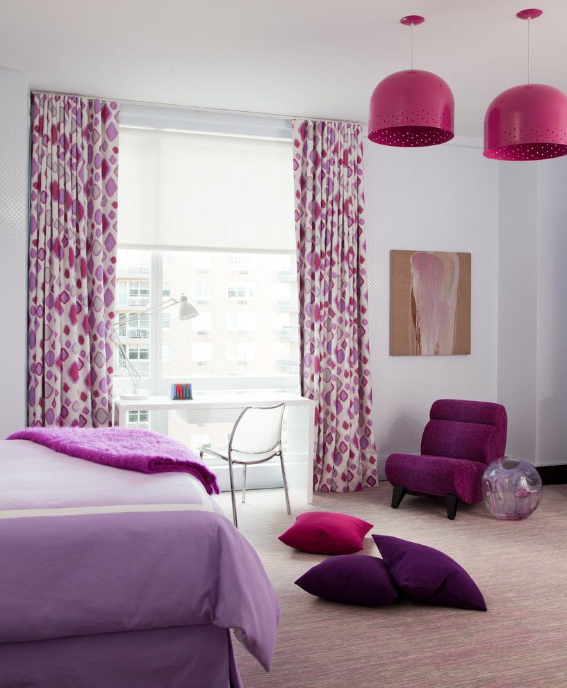 Diferentes tonos de púrpura en el diseño de una habitación.