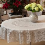 Nappe blanche ovale avec motif en relief