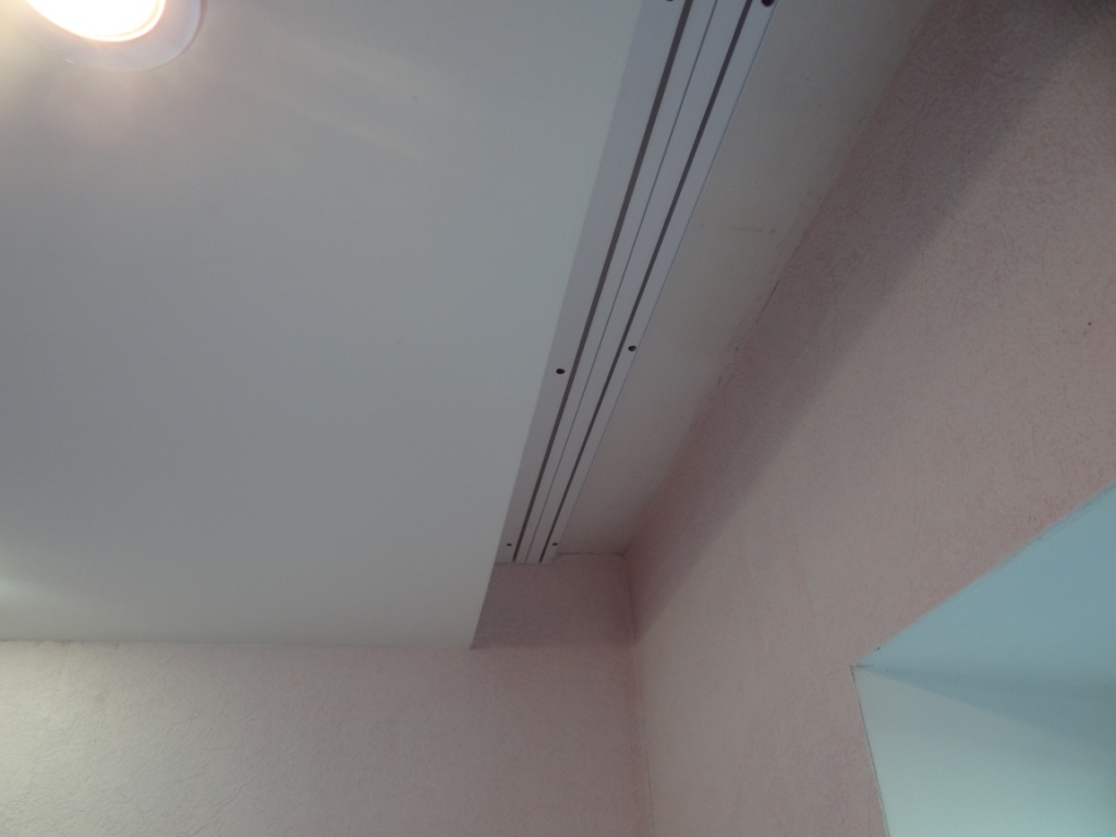 Fixing the ceiling rail plastic eaves in a niche