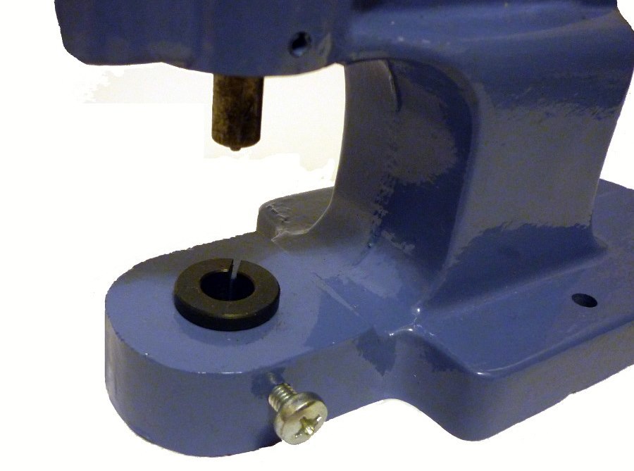 Sleeve for fastening nozzles in the platform of a hand press for accessories