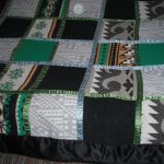 Patchwork de vieux pulls avec des rubans pour la décoration