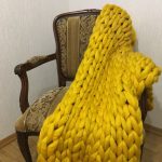 Le plaid à grosses mailles en laine 100% jaune est très attrayant à l'intérieur
