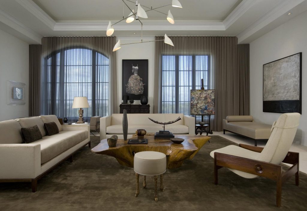 Rideaux gris sur deux fenêtres dans un salon moderne