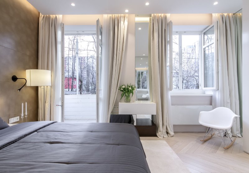 Hermosa habitación con cortinas en una cornisa oculta.