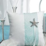 Oreiller pour les anneaux dans le style marin