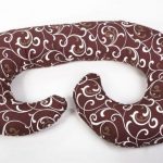 Oreiller en forme de G avec des monogrammes pour l'alimentation