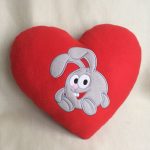 Oreiller petit lapin au coeur