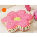 Coussin en forme de fleur rose à pois