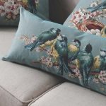Oreiller avec des fleurs et des oiseaux pour l'intérieur du salon dans le style de la Provence