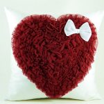 Coussin en forme de coeur avec frange de fil