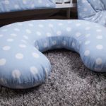 Oreiller à pois complet avec literie dans le berceau