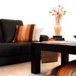 Les coussins de couleur contrastée peuvent rimer avec des objets de décoration