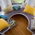 Coussins pour le canapé près de la baie vitrée