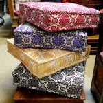 Coussins de sol avec le même motif de tissu multicolore