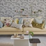 Oreillers de différentes tailles et couleurs pour décorer le salon avec un canapé beige