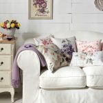 Coussins de décoration floraux pour un salon de style provençal