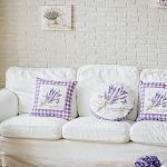 Coussins lavande pour canapé blanc