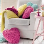 Coussins en forme de coeur de différentes couleurs
