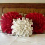 Oreillers en forme de fleurs sur le lit
