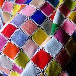 Couvre-lit de petits carrés multicolores