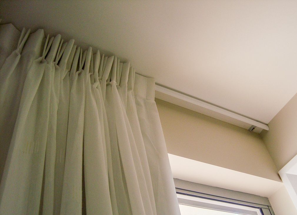 Light curtain on a single eaves ceiling type