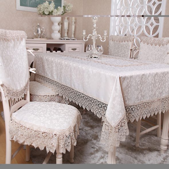 Tissu avec broderie et dentelle
