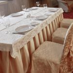 Option nappe festive avec une jupe au sol