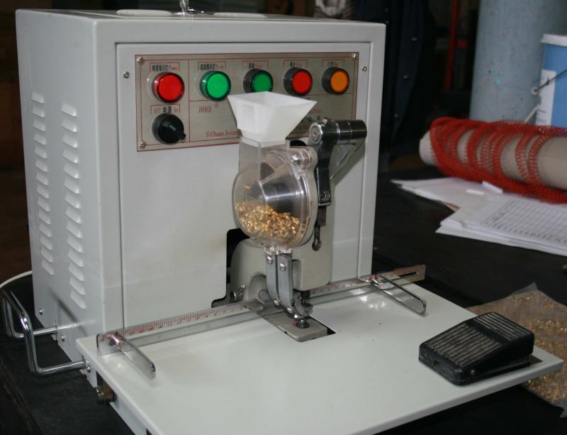 Eyelet feed unit on electric type press