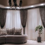 Décoration de fenêtre en tulle dans la baie vitrée du salon