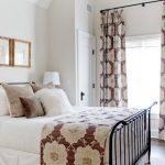 Rideaux bariolés dans la chambre