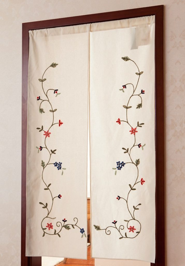 Rideaux droits avec un motif dans la porte