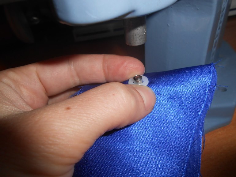 Placement of the grommet under the manual press nozzle