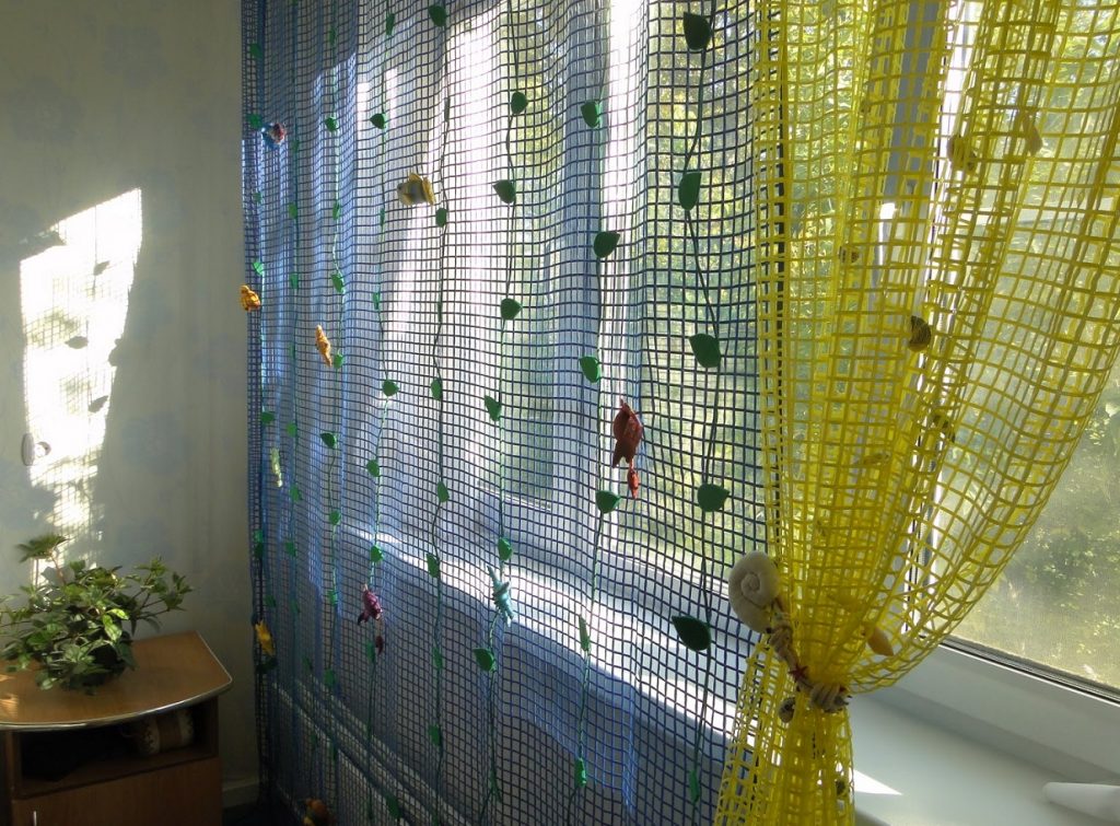 Tulle multicolore sur une fenêtre de chambre en plastique