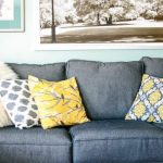 Coussin multicolore sur coussins de canapé