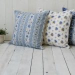 Coussins multicolores à éléments bleus pour le style provençal