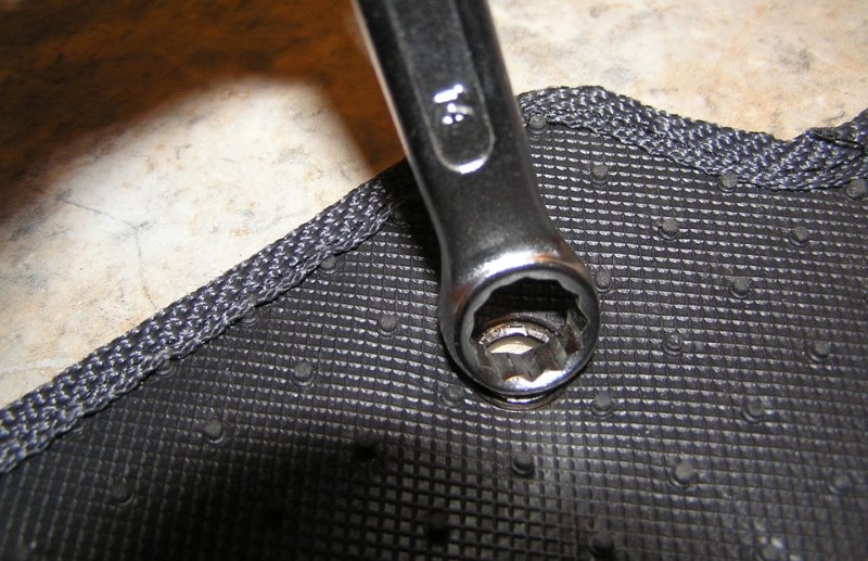 Svasatura del passacavo con chiave a cappello