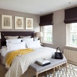 Stores romains de couleur sombre dans la chambre