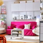 Coussins roses et blancs pour canapé rose vif