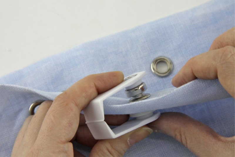 Installation manuelle de la rondelle sur le tissu