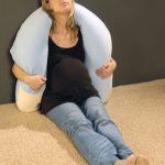 Avec l'aide d'un tel oreiller, il est commode non seulement de s'allonger, mais aussi de s'asseoir