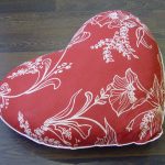 Coussin fait main sur le canapé en forme de coeur