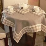 Nappe grise et serviettes pour un tea party agréable