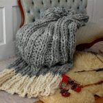 Tricot élastique gris-blanc à grosses mailles