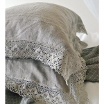 Coussins gris avec dentelle