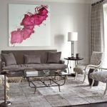 Coussins gris pour un canapé gris strict